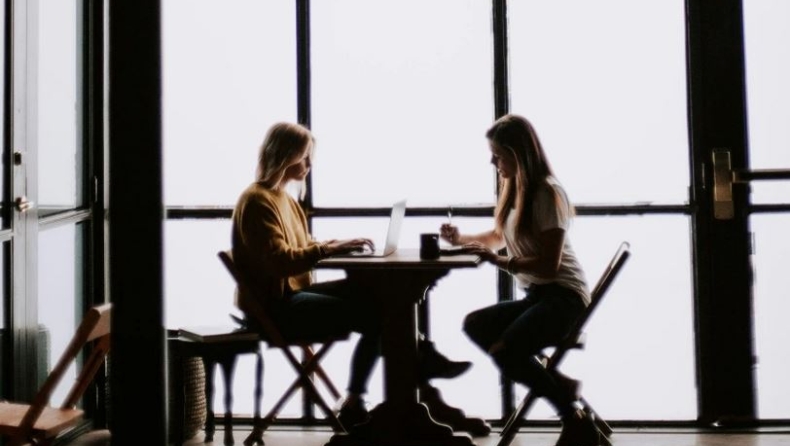 Η Ιαπωνία εφηύρε μια νέα δουλειά: Άτομα παραιτούνται εκ μέρους εργαζομένων, που δεν αντέχουν την άβολη συζήτηση