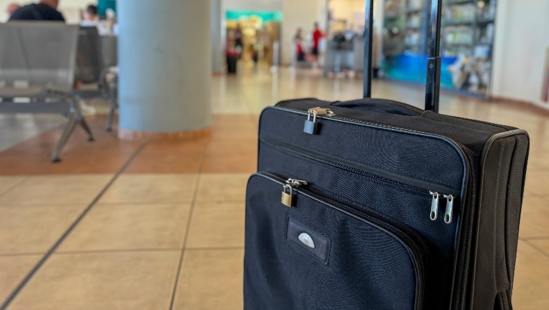 Ούτε μαύρη ούτε γκρι: Ποια χρώματα βαλίτσας πρέπει να αποφεύγεις όταν ταξιδεύεις