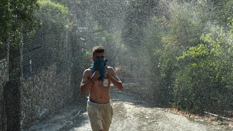 Τρομακτικός αέρας και «γλώσσες» φωτιάς στην Κερατέα: Διπλασιάστηκαν οι πυροσβεστικές δυνάμεις