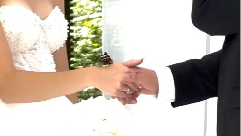 Σκηνή «βγαλμένη από παραμύθι»: Μία πεταλούδα εμφανίστηκε «απρόσκλητη» σε γάμο στην Ουκρανία (vid)