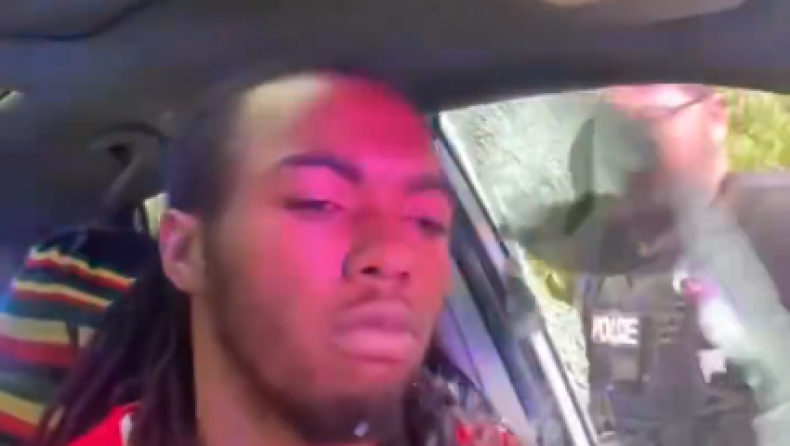 ΗΠΑ: Αστυνομικός που χτύπησε οδηγό σε έλεγχο απαλλάχθηκε από κατηγορίες – Το βίντεο που έγινε viral δεν έδειχνε όλη την αλήθεια