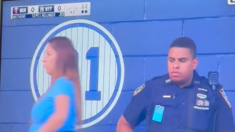 Viral αστυνομικός στη Νέα Υόρκη: Η στιγμή που «κόλλησε» το βλέμμα του σε γυναίκα σε αγώνα μπέιζμπολ (vid)