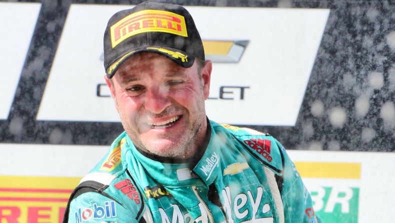 O Ρούμπενς Μπαρικέλο έγινε πρωταθλητής NASCAR στα 53 του