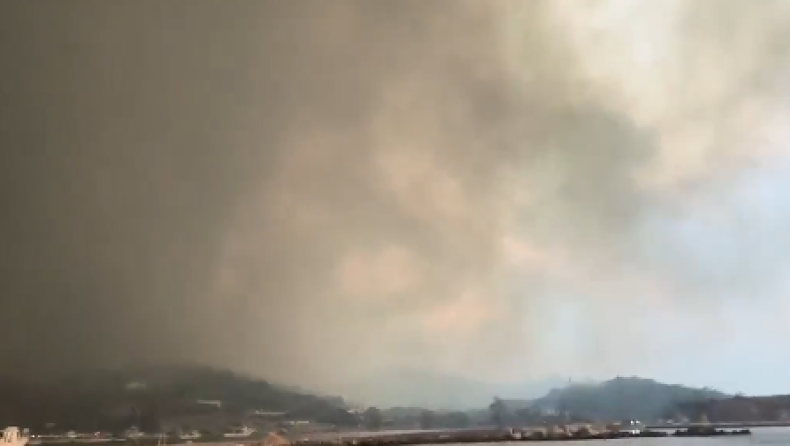 Φωτιά στη Χίο: Επιχείρηση απεγκλωβισμού από το Λιμενικό στις παραλίες Λημνιά και Αγία Μαρκέλλα