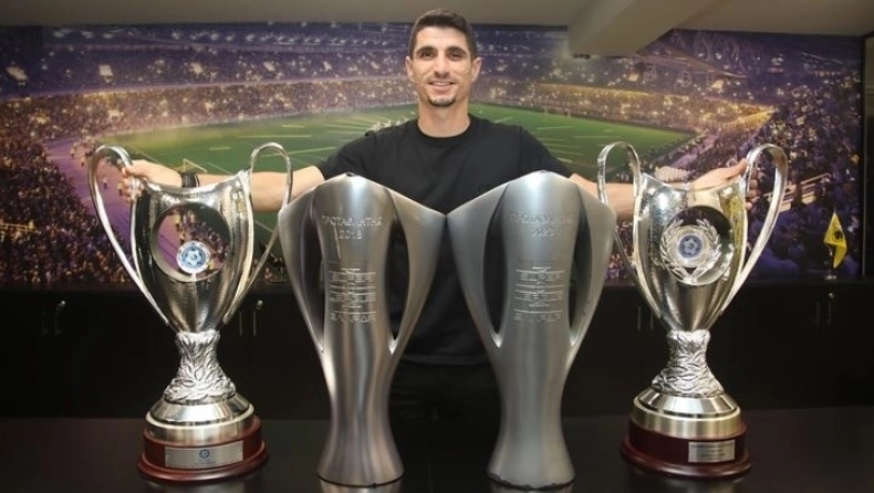 Ο Πέτρος Μάνταλος με τα τρόπαια της ΑΕΚ