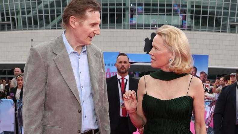 O Liam Neeson περιέγραψε μια περίεργη ερωτική σκηνή με την Pamela Anderson την ώρα που οι φήμες ότι είναι ζευγάρι οργιάζουν