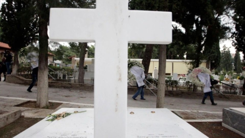 Απίστευτη περιπέτεια σε κηδεία στο Ηράκλειο: Άφησαν τον νεκρό χωρίς τάφο επειδή οι υπεύθυνοι εξαφανίστηκαν (vid)