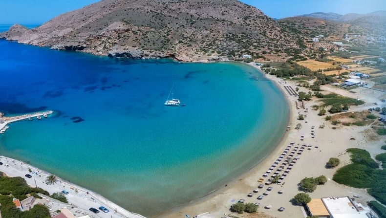 10 παραλίες ιδανικές για οικογένειες σε 10 νησιά των Κυκλάδων