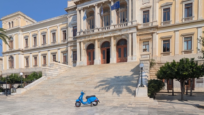 Δεκαπενταύγουστος στη Σύρο με τη Vespa GTS 310 SuperSport