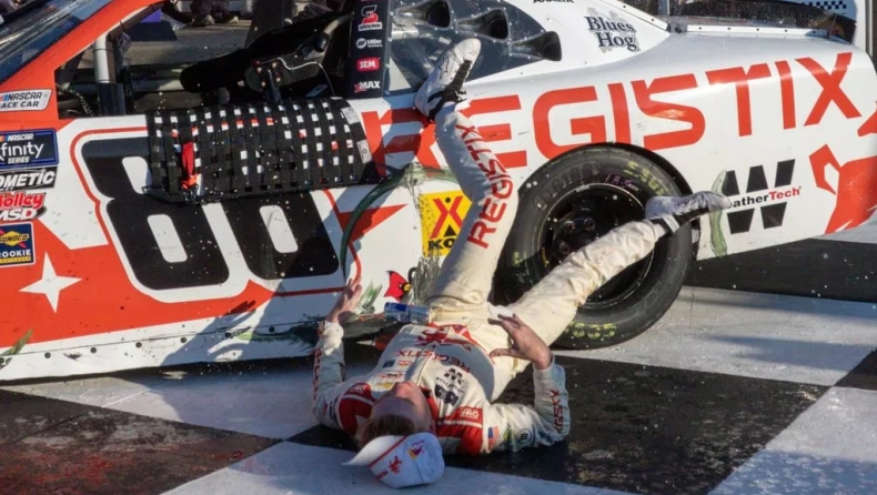 Σοκ στο NASCAR: Οδηγός τραυματίστηκε σοβαρά πανηγυρίζοντας τη νίκη (vid)