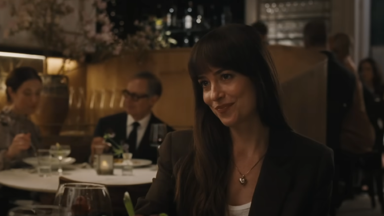 H Ντακότα Τζόνσον έδωσε στο παραδοσιακό naked dress την πιο chic ανατροπή