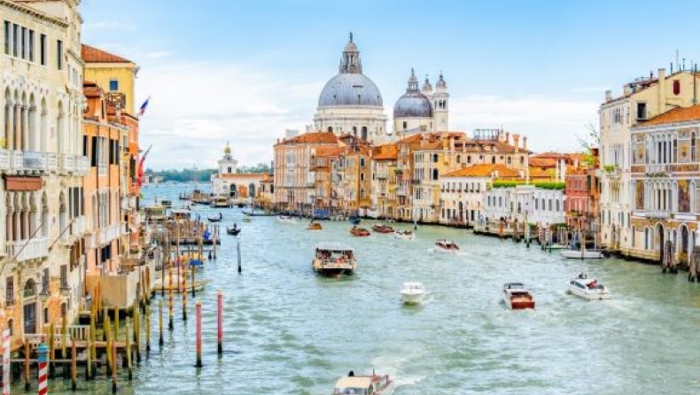 Στη Βενετία, ζευγάρι απελάθηκε και πλήρωσε πρόστιμο 450€, γιατί κολύμπησε σε κανάλι
