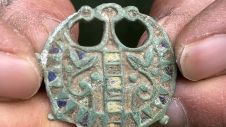 Aνιχνευτής μετάλλων ανακάλυψε «παιδικό παιχνίδι» που περιείχε ρωμαϊκό θησαυρό 2.000 ετών
