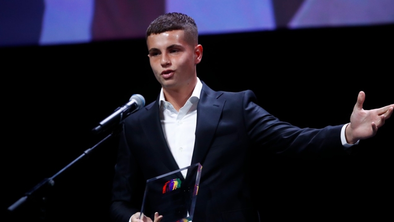 Γιορτή ΠΣΑΠΠ: Ο Μουζακίτης καλύτερος νέος ποδοσφαιριστής της σεζόν 2024-2025, συγκινήθηκε αφιερώνοντας το βραβείο στον πατέρα του