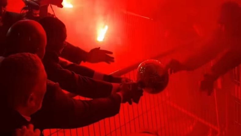 Ντεμπελέ: Άφησε τον κόσμο να αγγίξει τη Χρυσή Μπάλα μετά την απονομή