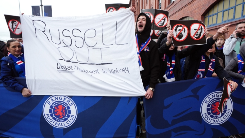 Ρέιντζερς: Μαζικό κύμα διαμαρτυρίας κατά του προπονητή με πανό, πορείες και... μπαλάκια (vid)