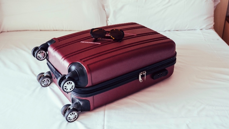 Γιατί πρέπει να αφήνεις τη βαλίτσα σου μέσα στη μπανιέρα των ξενοδοχείων, σύμφωνα με τους ειδικούς
