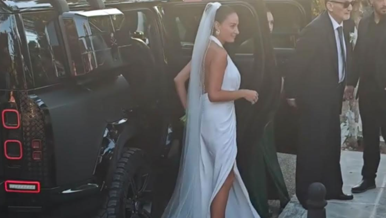 Μπιρμπίλη και Βαρδινογιάννης: Η στιγμή που η νύψη φτάνει στην εκκλησία - Οι κουμπάροι και οι καλεσμένοι