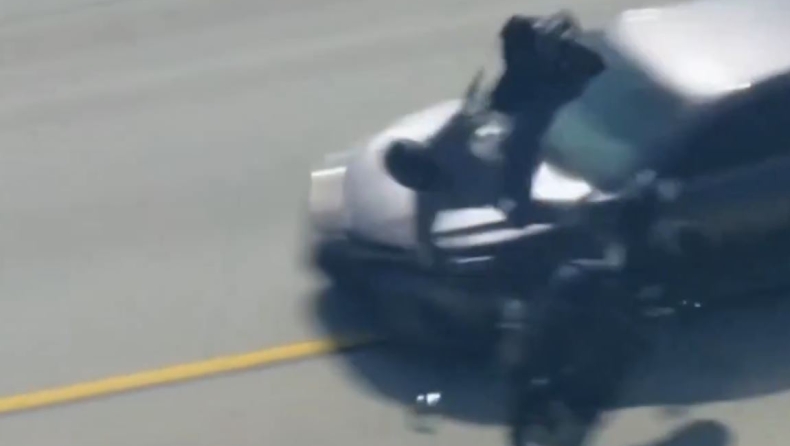Βίντεο ντοκουμέντο από καταδίωξη στις ΗΠΑ: Αστυνομικός πέταξε στον αέρα αναβάτη μηχανής που σκότωσε συνάδελφό του