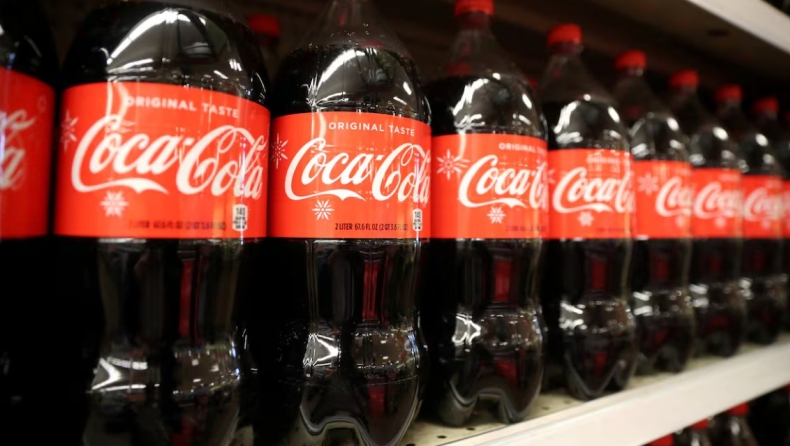 Η Coca-Cola αλλάζει συνταγή μετά από «παρέμβαση» Τραμπ και επιστρέφει στη ζάχαρη