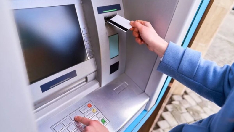 Shimming: Η νέα απάτη στα ATM που αδειάζει λογαριασμούς και πώς θα προστατευτείτε