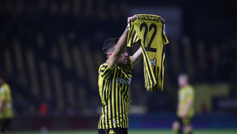 Η στιγμή συγκίνησης στο Άρης - Παναθηναϊκός: Ο Γιαννιώτας σήκωσε φανέλα του Βοριαζίδη μετά το 1-1 του Δώνη