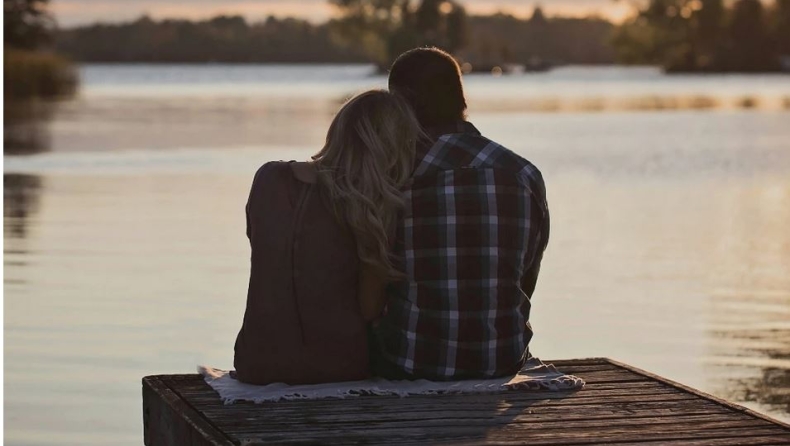 Τα 5 αλάνθαστα σημάδια που δείχνουν ότι σε κάποιον αρέσεις, σύμφωνα με ειδικό