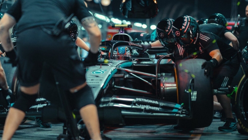 F1 - Ποιον αγώνα έβλεπε στο κινητό του μηχανικός της Mercedes κατά τη διάρκεια του GP Σιγκαπούρης (vid)