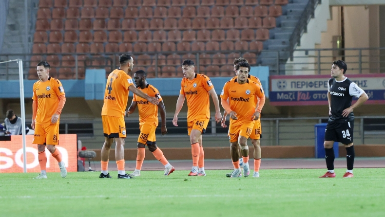 ΟΦΗ -Ατρόμητος: Πρόβλημα με το ημιαυτόματο, μπήκαν γραμμές για να μετρήσει το γκολ του Καραμάνη