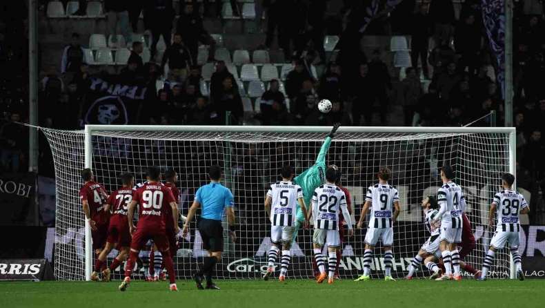 ΠΑΟΚ - ΑΕΛ Novibet: Ο Τούπτα μείωσε με μαγική απευθείας εκτέλεση κόρνερ (vid)