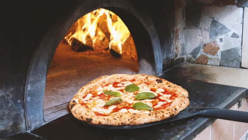 Υπάλληλος πιτσαρίας έφαγε πίτσα ανταγωνιστή μπροστά σε πελάτες και απολύθηκε