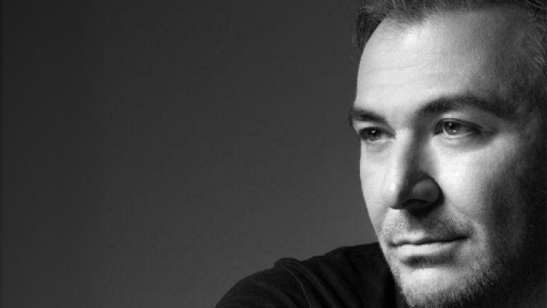 Ο Αντώνης Ρέμος ερμηνεύει Μίκη Θεοδωράκη