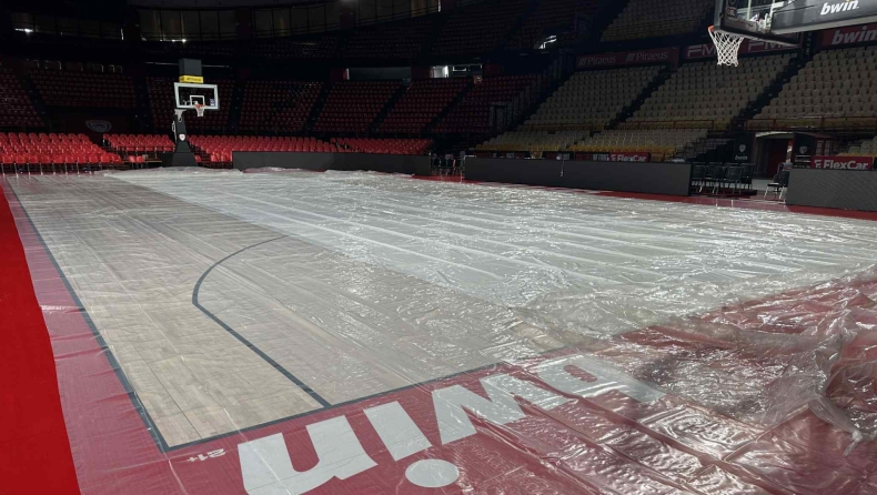 Ολυμπιακός, ΣΕΦ: Άπλωσαν μουσαμάδες για να προστατέψουν το παρκέ από τη βροχή