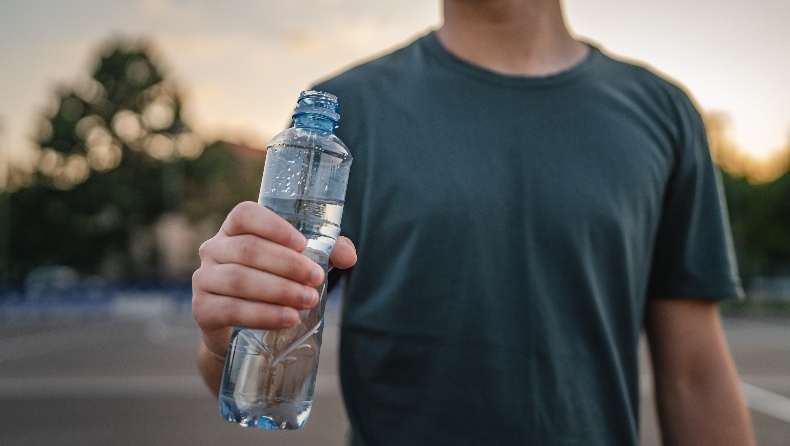 Για πόσο καιρό είναι ασφαλές να πίνεις νερό από το ίδιο πλαστικό μπουκάλι;