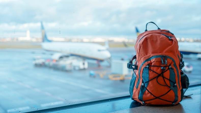 Για έξυπνους ταξιδιώτες: Αυτό είναι το αντικείμενο που δεν πρέπει να λείπει ποτέ από την τσάντα σου σε κάθε πτήση
