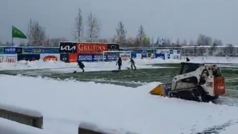 ΠΑΟΚ: Εκχιονιστικά καθάρισαν τον αγωνιστικό χώρο στο γήπεδο της Ακουρέιρι πριν το ματς της Κ19 (vid)