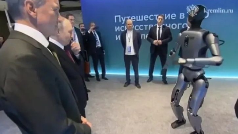 Ρωσία: Ρομπότ τεχνητής νοημοσύνης... χόρεψε για τον Πούτιν (vid)