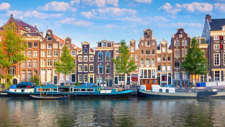 Ψηλά έπιπλα, μεγάλοι καθρέφτες: Πώς κάνεις ένα σπίτι 27 τ.μ. να φαίνεται ευρύχωρο