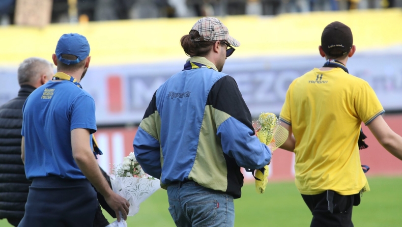 Αστέρας Τρίπολης: Φίλοι των Αρκάδων άφησαν λουλούδια στη μνήμη του Άλκη Καμπανού και χειροκροτήθηκαν στο «Κλεάνθης Βικελίδης»