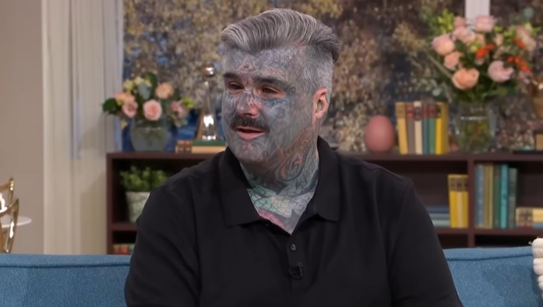 Τύπος γεμάτος τατουάζ περιγράφει τι συμβαίνει όταν μπαίνει χρώμα μέσα στο μάτι (vid)