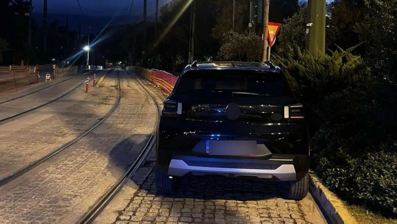 Είχε παρκάρει το αυτοκίνητο επί μία ώρα στις ράγες του Τραμ - Η ποινή που του επιβλήθηκε