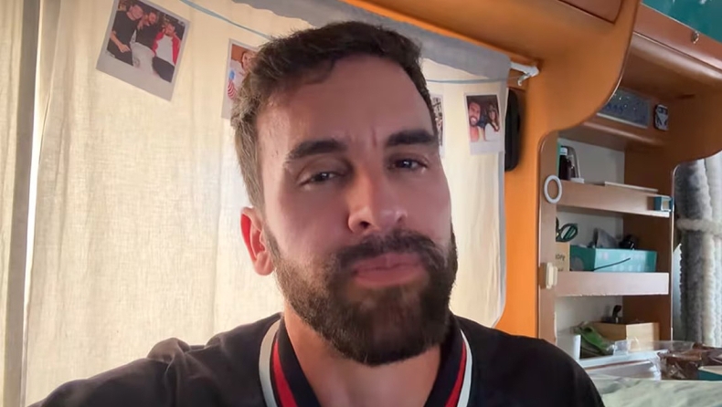 Ζωή σε 7 τ.μ.: Ο δάσκαλος που επέλεξε ένα τροχόσπιτο για να ζει