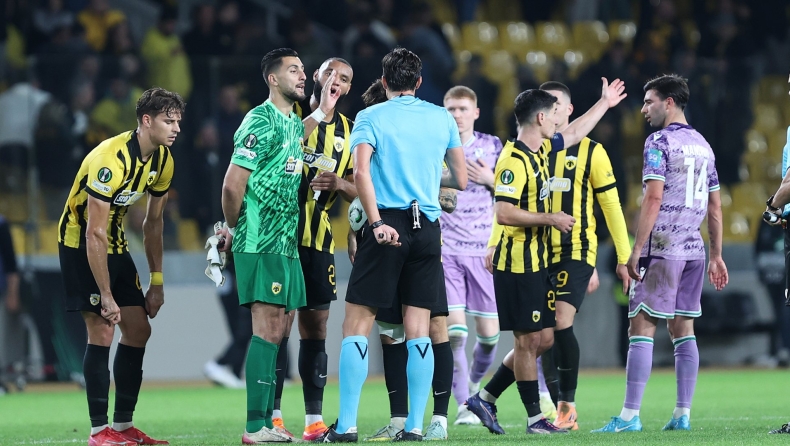 ΑΕΚ - Σάμροκ Ρόβερς: Τα έντονα παράπονα των παικτών του Δικεφάλου στον διαιτητή μετά το ματς (vid)