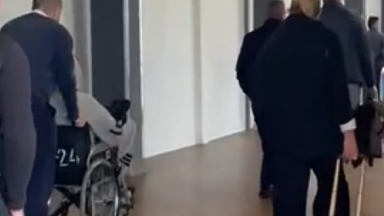 Ερυθρός Αστέρας: Ο Ιζούντου απαθανατίστηκε σε αναπηρικό αμαξίδιο στο αεροδρόμιο του Βελιγραδίου