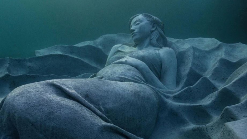 Το πρώτο υποβρύχιο γλυπτό στην Ιαπωνία αποτελεί μια ωδή στη μητρότητα