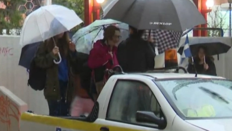 Μοσχάτο: Ο Δήμος μεταφέρει τους πολίτες στην καρότσα 