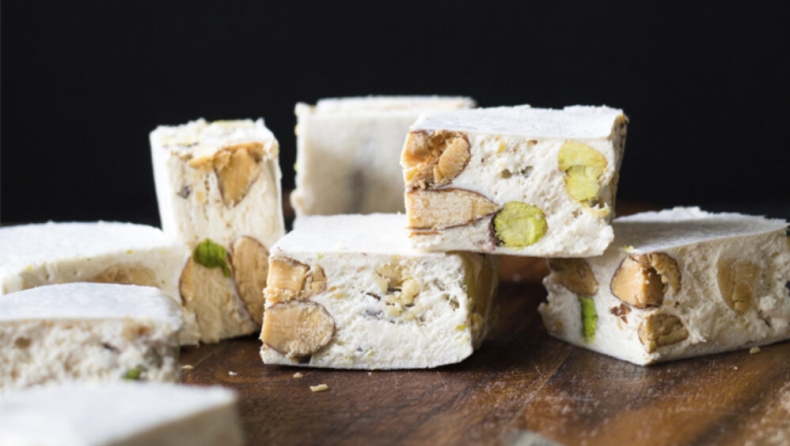 Η μικρή πόλη που παράγει 500+ τόνους μαντολάτο κάθε Χριστούγεννα