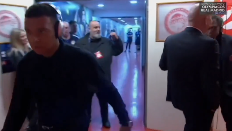 Ο Μπαπέ παραλίγο να πάει στα αποδυτήρια του Ολυμπιακού και ο Καραπαπάς ζήτησε να τον αφήσουν