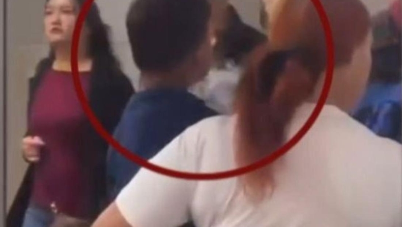 Αδιανόητο βίντεο από το Μετρό στο Μοναστηράκι: Παιδάκι καπνίζει ηλεκτρονικό στην αγκαλιά της μαμάς του!