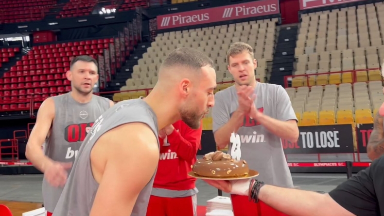 Ολυμπιακός, Νετζήπογλου: Τούρτα στην προπόνηση για τον διεθνή γκαρντ